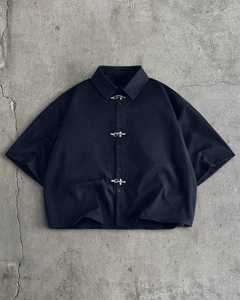 เสื้อเชิ้ตแขนสั้นสีดำสำหรับผู้ชาย สไตล์ลำลองสำหรับทำงาน กระดุมแถวเดียว มีกระเป๋าสี่ช่อง รับผลิตตามแบบ OEM - Product Image 2
