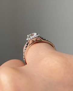 Bague de fiançailles Cushion Lab Grown Diamond Halo |   Bague personnalisée en or 14 carats ou en argent, certifiée IGI - Product Image 3