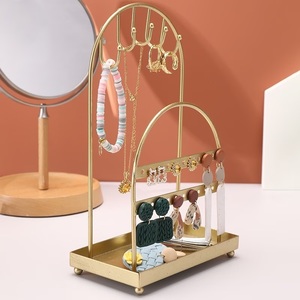 Organisateur de bijoux moderne en forme d'arche, support multi-crochets pour boucles d'oreilles, présentoir superposé, design peu encombrant, base stable pour un rangement soigné - Product Image 2