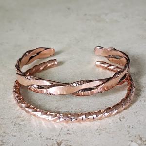 Bracelet manchette en cuivre sculpté floral, design ouvert en relief, bijoux artisanaux en métal, artisanat métallique - Product Image 4