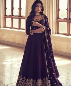 Vestidos largos Anarkali de seda Chinon, estilo indio, con bordados elaborados en Zari, Dori y lentejuelas, ideales para bodas. - Product Image 1
