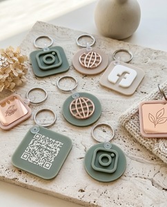 Porte-clés en acrylique personnalisé avec logo, thème féerique anime, durable, créatif, design rétro, couleur personnalisée - Product Image 3