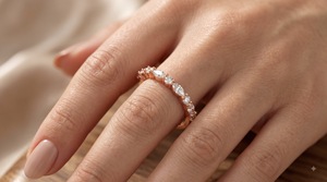 Bague empilable minimaliste pour femme en or jaune 14 carats avec diamant de laboratoire taille marquise et bande stationnaire, plaqué rhodium, certifiée IGI - Product Image 3