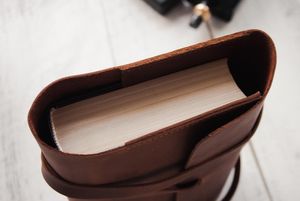 Funda de Cuero Genuino Hecha a Mano de Lujo con Logotipo Personalizado, Fabricante de Fundas para Libros, Funda para Diario Recargable, LBC-0026 - Product Image 3