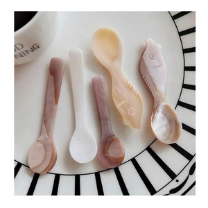 Cuillère en argent plaqué avec manche long en nacre naturelle, écologique et luxueuse, pour la vaisselle de table raffinée - Product Image 1