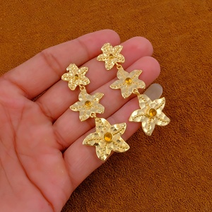 Boucles d'oreilles de créateur Boho Chic triple étoile de mer fabriquées à la main en quartz citrine plaqué or bijoux tendance en forme de goutte - Product Image 3