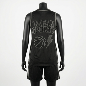 Ensemble de maillot et short de basket-ball en maille polyester premium noir avec empiècements latéraux contrastés, logo personnalisé en strass, pour femmes - Product Image 2