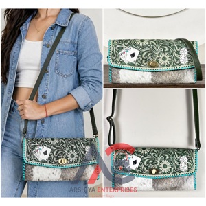 Sac à bandoulière en cuir usiné artisanal unique avec gaufrage floral et carte Sac à bandoulière en cuir véritable pour femme - Product Image 1