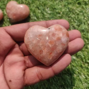 Ornement en cristal sculpté en forme de cœur en pierre de soleil naturelle, rose, pour la guérison et la décoration, cadeau - Product Image 1