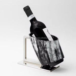 Frasco de agua de cuerno de búfalo natural hecho a mano por artesanos indios botella personalizada para decoración y eventos tradicionales - Product Image 1