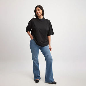 Camiseta de Mujer Negra de Alta Calidad, Corte Ajustado, Ecológica, con Rayas, Cuello Redondo de Canalé Grueso, Hombros Caídos, Estilo Urbano, Poliéster/Algodón - Product Image 3