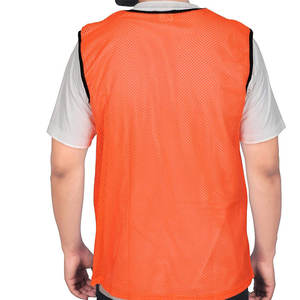 Chaleco de Entrenamiento Unisex Personalizado, Color Naranja, Malla Transpirable |   Camiseta Deportiva Transpirable, Antibacteriana y de Secado Rápido |   Venta al por mayor - Product Image 3