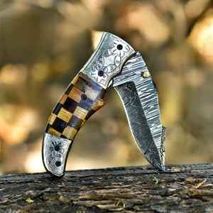 Cuchillo Plegable de Damasco Hecho a Mano, Personalizable, con Mango de Madera, Compatible con OEM, Cuchillo Utilitario para Exteriores, Camping y Supervivencia, con Funda - Product Image 5
