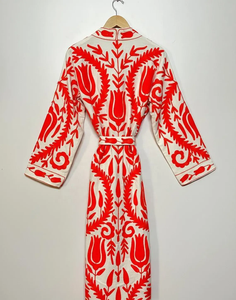 Robe kimono Suzani brodée à la main – Broderie florale rouge vibrante en fil de soie sur coton blanc, kimono long ouvert sur le devant - Product Image 2