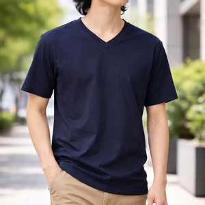 เสื้อคอวีทรงเรโทร แขนสั้น ผ้าถัก พิมพ์ลายดิจิทัล โลโก้ด้านหน้า โพลีเอสเตอร์ 100% ดีไซน์เรียบง่าย เสื้อผู้ชายลำลองทรงหลวม - Product Image 1