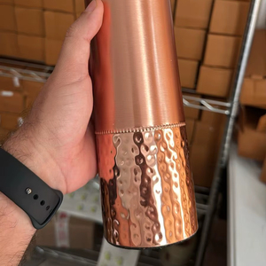 Botella de Cobre con Acabado Brillante, Diseño Clásico, Grabado Ayurvédico, Hecha a Mano, Ecológica, de Cobre Puro, Creaciones Antiguas - Product Image 5