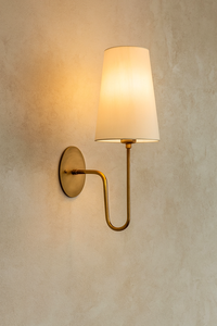 Aplique de Pared CH Hecho a Mano en Latón Envejecido Pulido, Estilo Antiguo, con Pantalla de Lino Moderno de Mediados de Siglo, por Calvin Handicraft - Product Image 2