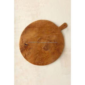 Planche à découper en bois traditionnelle qui ajoute une touche classique à la préparation des repas et à la cuisine maison - Product Image 2