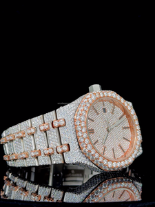 Montre personnalisée époustouflante entièrement sertie de diamants, avec cadran classique à date et chiffres, ornée de moissanite ronde bicolore en forme de rose - Product Image 4
