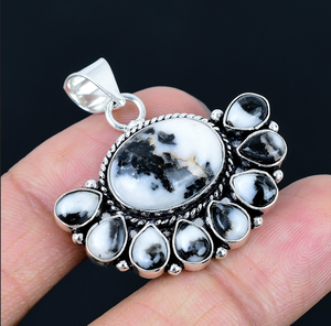 Pendentif demi-fleur en pierre précieuse blanche naturelle, collier floral, pendentif fait main, bijoux pour femmes - Product Image 2