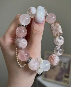 Pulsera de Resina de Lujo Premium con Artesanía Refinada Hecha a Mano, Elegante Accesorio para la Muñeca para Amantes de la Moda - Product Image 1