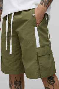 Shorts cargo vert olive pour hommes avec cordon de serrage à la taille et poches, style bermuda décontracté, tissu à séchage rapide - Product Image 3