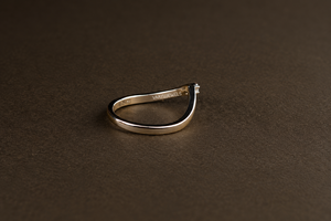 Bague de mariage en or 10K, 14K, 18K ou en argent 925, 935 avec diamant de laboratoire en forme de V et trois pierres en chevron - Product Image 3