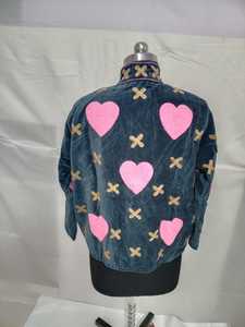 Manteau bomber matelassé réversible pour femme en velours d'hiver, broderie à motif cœur peinte à la main, extérieur en coton, doublure en polyester. - Product Image 2