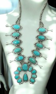 Collier long fait main en turquoise motif fleur de squash, bijou western imposant pour femme, cadeau tendance - Product Image 5