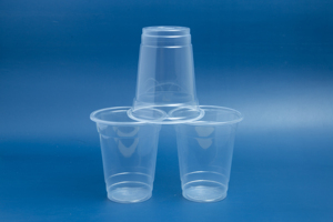 Échantillons gratuits, prix d'usine bas, gobelets en plastique PP au design classique avec couvercle, gobelets jetables transparents, tailles personnalisées de 14 oz à 24 oz - Product Image 5