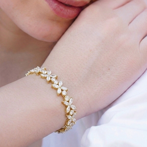 Pulsera Clásica de Oro con Flores y Diamantes para Mujer, Hecha a Mano en Oro de 14K y 18K, Chapada en Plata, con un Elegante Diseño Inspirado en Flores, para Boda - Product Image 1