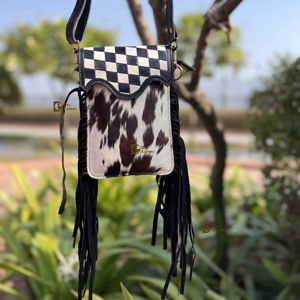 Nouveau design de sac à bandoulière pour téléphone en cuir de vachette véritable avec franges, gravures artisanales et motif à carreaux, petit format, pochette - Product Image 1