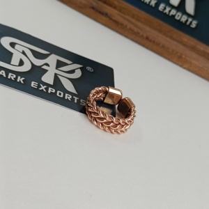 Bague Magnétique Thérapeutique en Cuivre Élégante, Design Chaîne Tressée, Bijou Artisanal Tendance pour Hommes et Femmes - Product Image 5