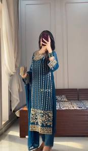 Conjunto de Kurta/Kurti y Dupatta de Diseño Premium para Mujer, en Terciopelo Viscoso Puro con Bordado Intenso, Estilo Moderno - Product Image 2
