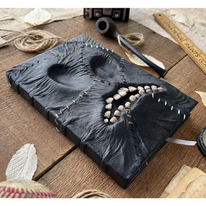 El Grimorio de la Sonrisa Torta, Tapa Dura de Cuero |   Libro de Sombras Hecho a Mano |   Cuaderno de escritura rayado y diario gótico - Product Image 5