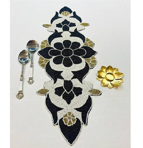 Chemin de table rectangulaire perlé en damassé royal moderne, éco-responsable et fait main |   Centre de table de dîner avec un travail de perlage complexe |   Produits indiens en vrac - Product Image 1
