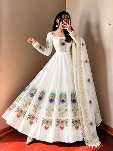 Nouvel ensemble Anarkali en soie pour femme, idéal pour les soirées, avec dupatta et pantalon, imprimé, sans travaux manuels, longueur ras du sol, infroissable, réversible, à séchage rapide - Product Image 3