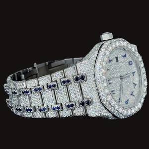 Reloj de Pulsera Unisex de Acero Inoxidable de Lujo con Esfera Azul con Números Arábigos Totalmente Cubiertos de Diamantes de Imitación Plateados - Product Image 2