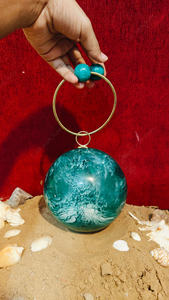 กระเป๋าคลัทช์ทรงกลมเรซิ่นสีเขียวอมฟ้า งานแฮนด์เมด พร้อมห่วงจับสีทอง หรูหรา เหมาะสำหรับงานกลางคืน งานปาร์ตี้ และงานแต่งงานสำหรับผู้หญิง - Product Image 2