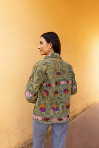 Veste pour femmes Suzani en velours de coton vert sauge, brodée multicolore, avec une sophistication rafraîchissante pour la tenue d'hiver - Product Image 5