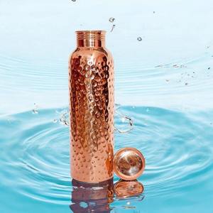 Bouteille d'eau en cuivre à texture texturée, design luxueux, grande capacité, réutilisable, écologique, portable, pour la santé ayurvédique et l'utilisation en cuisine - Product Image 3