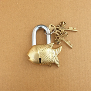 Candado de Latón Chapado en Oro Pulido Hecho a Mano con Diseño de Pez y Llaves, Candado Metálico Decorativo de Lujo con Motivos Marinos Artísticos - Product Image 5
