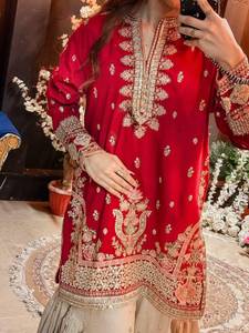 Ensemble prêt-à-porter en faux georgette avec broderie Zari et broderie de sequins, comprenant un haut, un pantalon Sharara et un dupatta. - Product Image 3