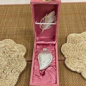 Bâtonnet de Tilak et Chopda en aluminium plaqué argent, faits à la main, en forme de mangue, avec boîte en velours - Cadeau de Thanksgiving sur le thème de l'amour - Product Image 2