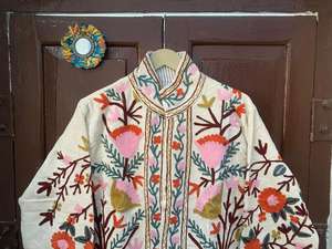 Veste vintage en velours Suzani brodée à la main, style bohème, idéale pour les fêtes, les voyages et les occasions spéciales. - Product Image 4