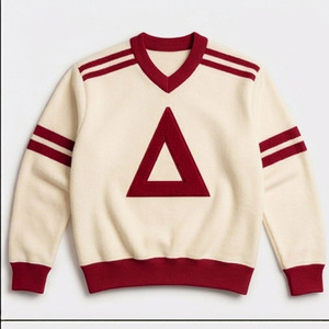 Pull en tricot blanc pour homme à col en V avec applique triangulaire grise, coupe classique, pull décontracté d'automne, design rayé - Product Image 5