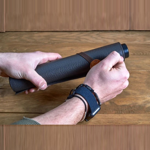 Plateau de jeu portable en cuir enroulable pour le jeu de la renarde et du canard, avec des pièces modernes et un design compact pour le divertissement familial en déplacement - Product Image 2