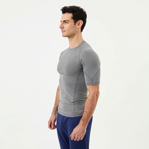 Rashguards de secado rápido, compresivos, transpirables y de alta calidad para hombres y mujeres, con diseño y logotipos personalizados. - Product Image 2