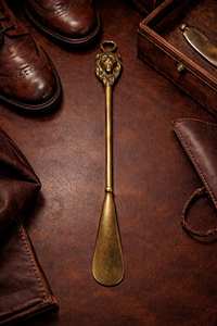 Cuchara para zapatos de latón de lujo hecha a mano, de metal premium, ideal para el uso diario y como ayuda para el calzado en casa. - Product Image 2