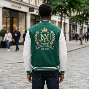เสื้อแจ็คเก็ต Letterman สีเขียวสำหรับผู้ชาย ตัวเสื้อทำจากผ้าขนสัตว์ แขนเสื้อทำจากหนังสีขาว ปักลายปะติด ปิดด้วยกระดุมแป๊ก รับผลิตตามแบบ OEM ODM - Product Image 4